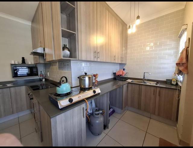 6 BEDROOM HOUSE FOR SALE IN LINMEYER